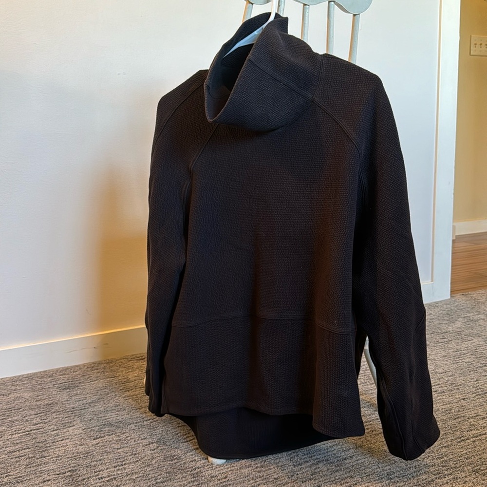 Lululemon oversized black pullover size 8